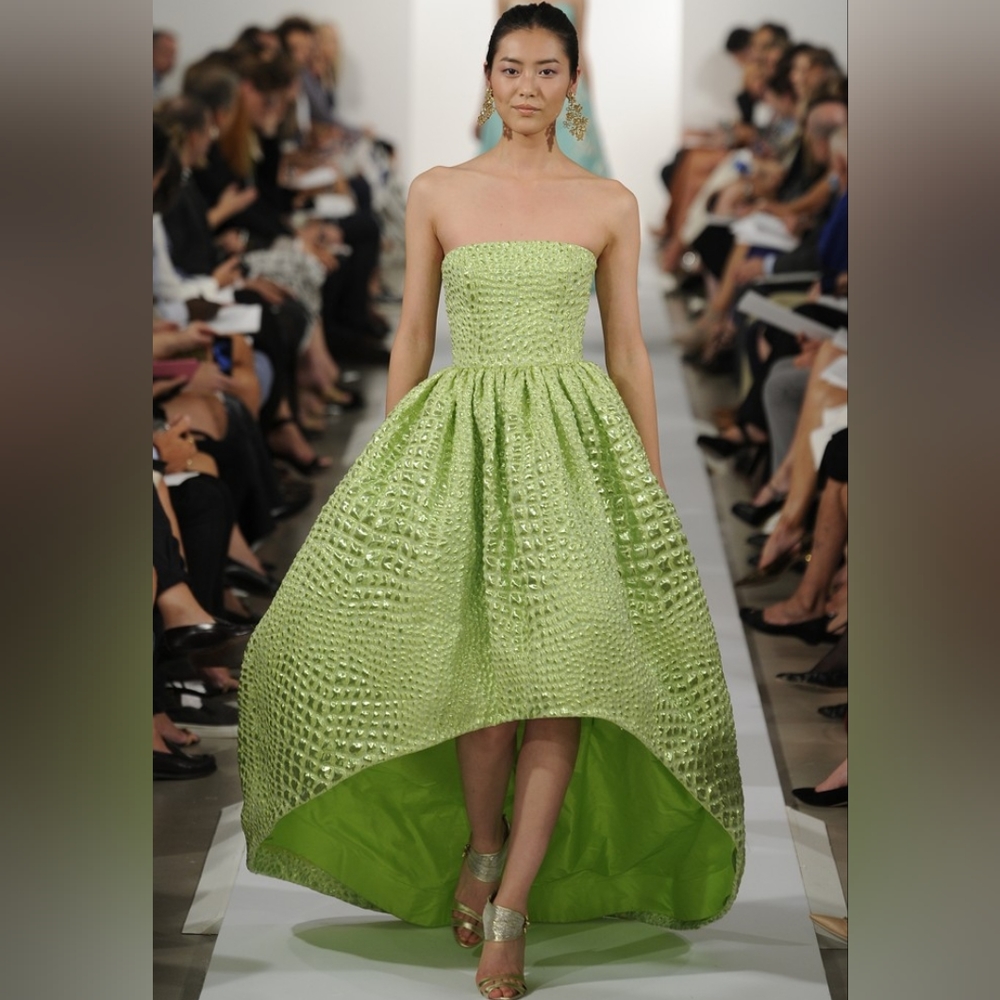$7,000 OSCAR DE LA RENTA LIGHT GREEN HI LOW STRAPLESS TRAIN SILK GOWN US L - Picture 2 of 16